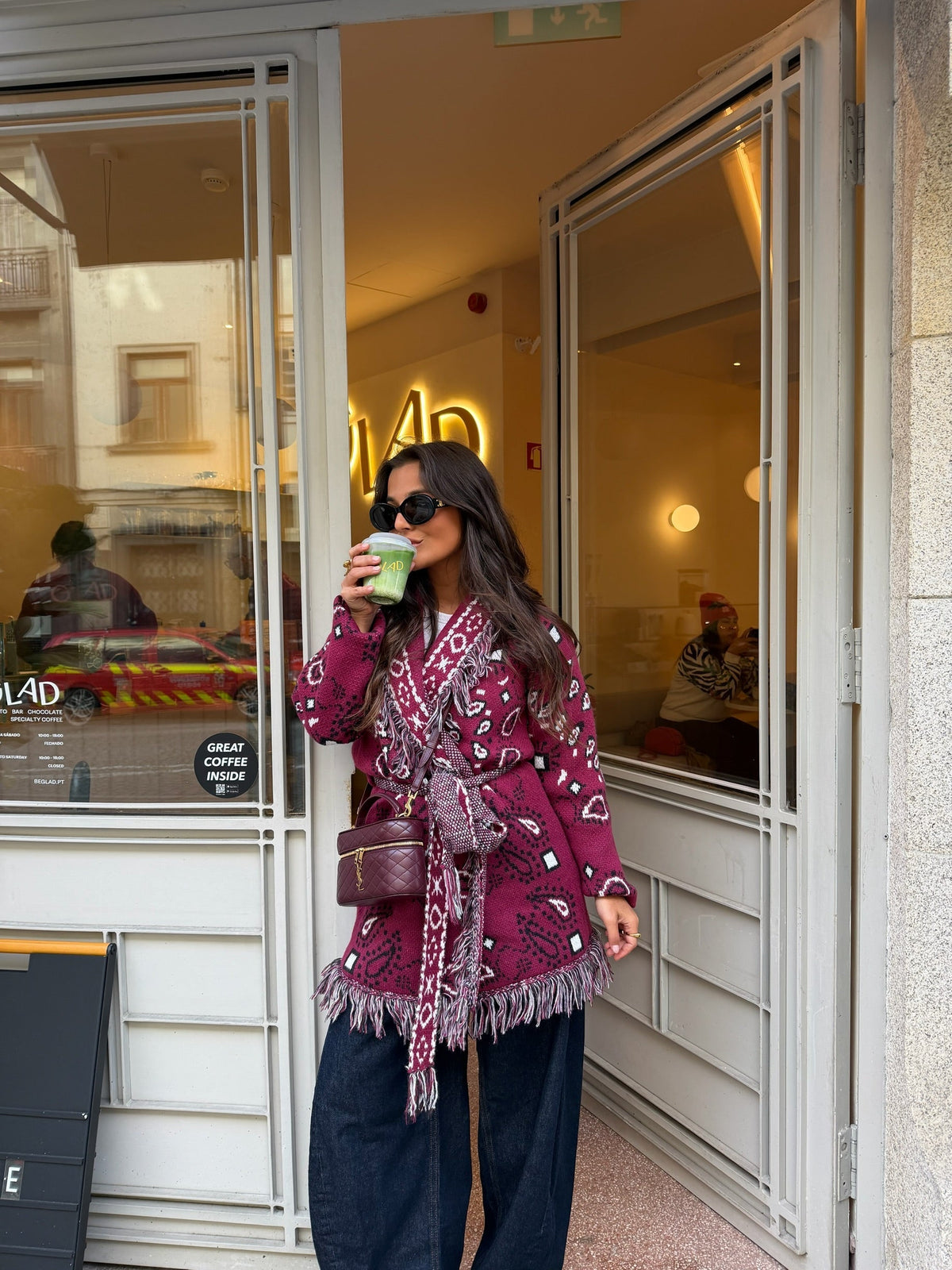 Casaco comprido com estampado bandana na cor bordeaux