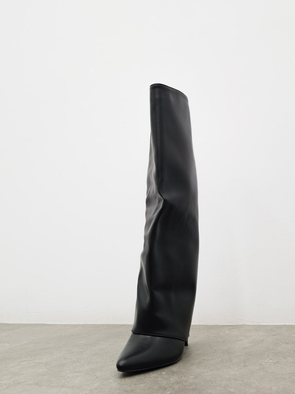 Bota preta de salto com biqueira lisa