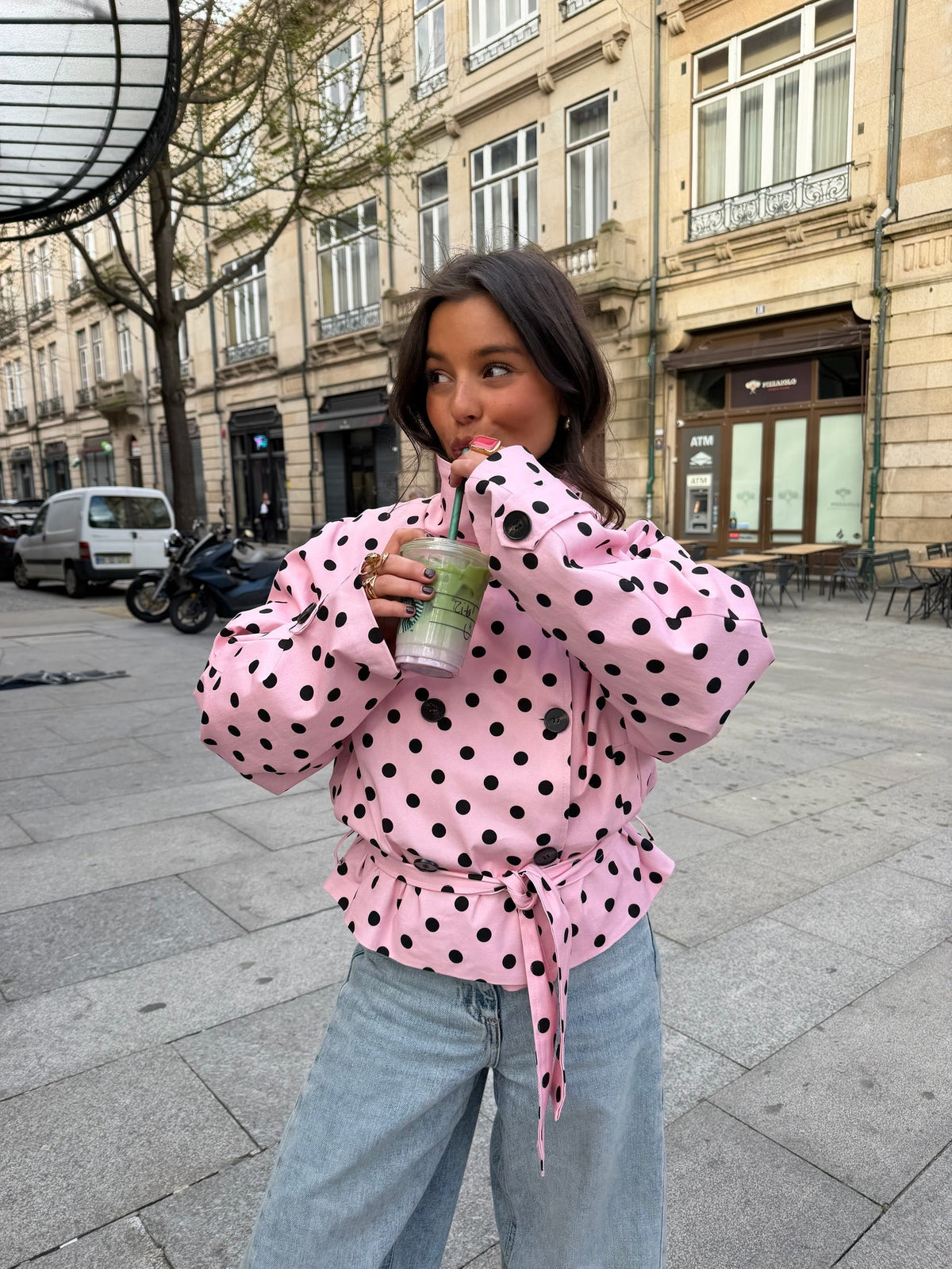 Trench coat curto de gola alta com padrão de bolas na cor rosa