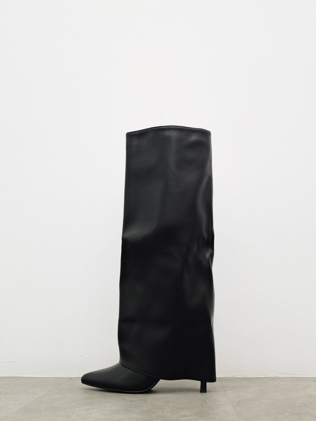 Bota preta de salto com biqueira lisa