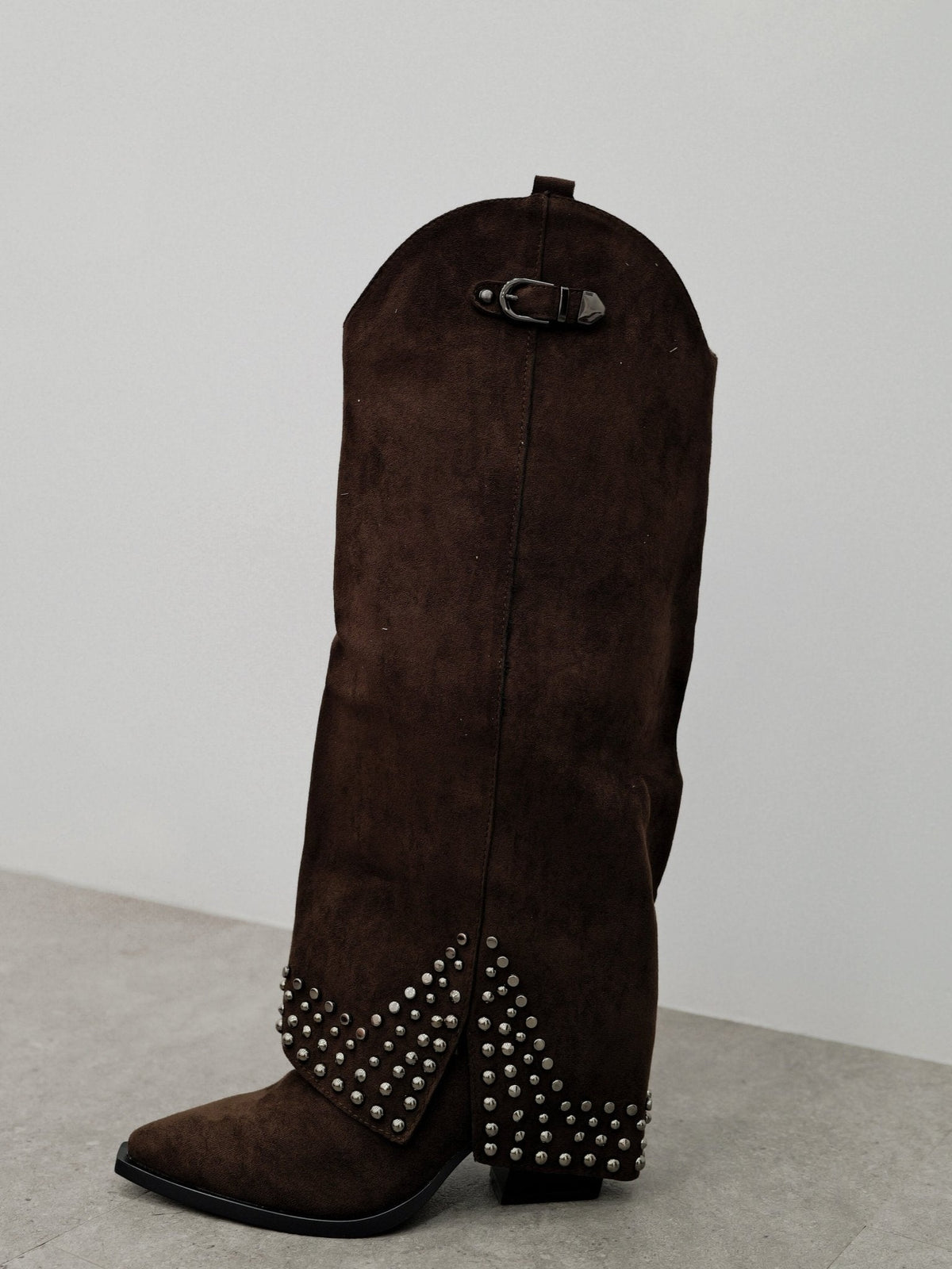 Bota de camurça cor de chocolate com salto e tachas