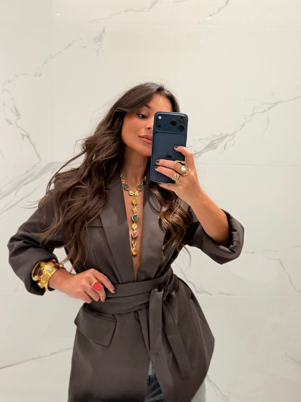 Blazer com cinto na cor chocolate — indispensável