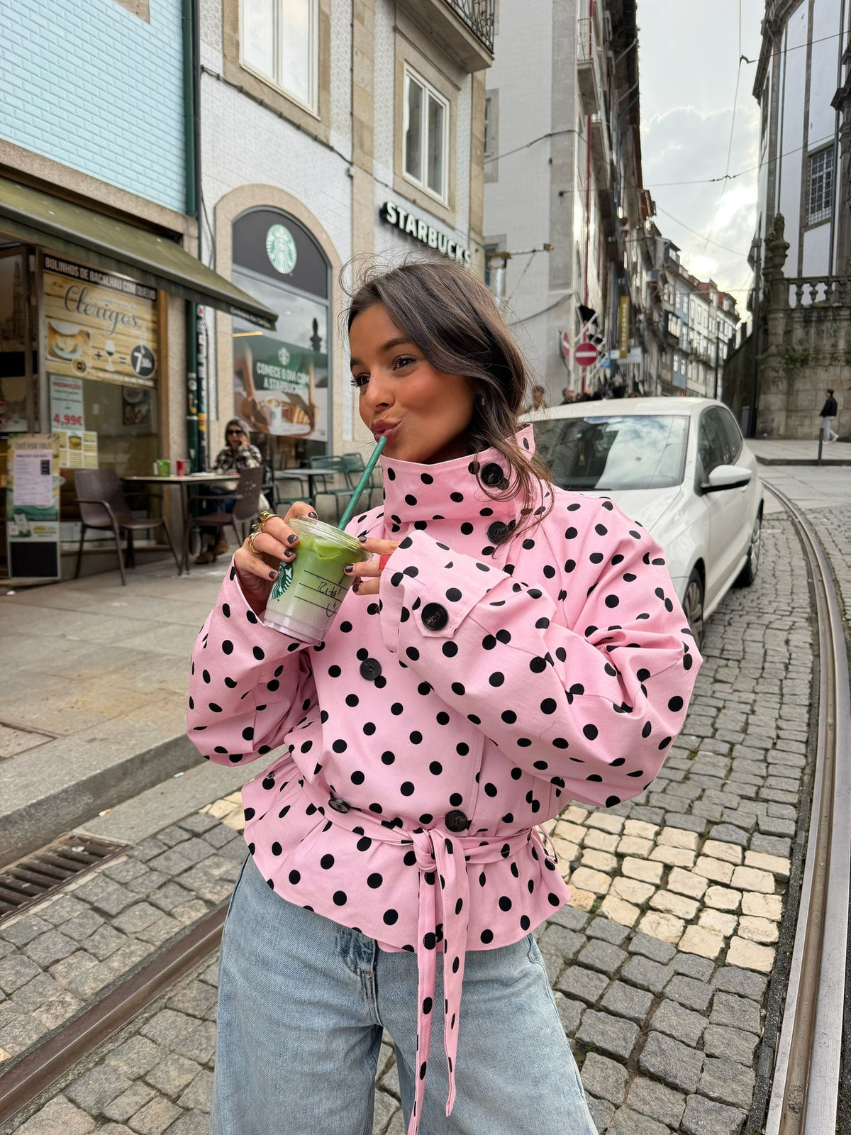 Trench coat curto de gola alta com padrão de bolas na cor rosa